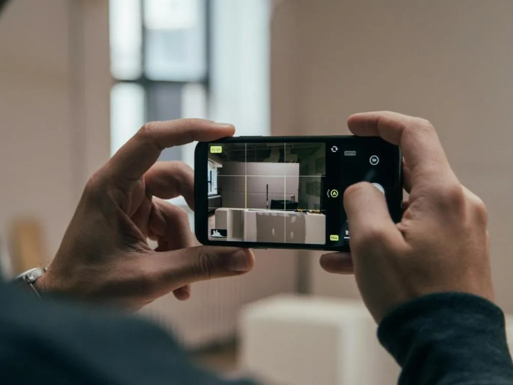 Smartphone usato per girare un contenuto per i social